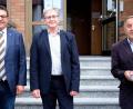 Bild: Hirsch
Bürgermeister Thomas Falter (links) verabschiedete den bisherigen Ortsheimatpfleger Walter Buttler (rechts) und ernannte Anton Eiselbrecher (Mitte) zum Nachfolger.
