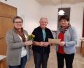 Bild: rdh
Für 40 Jahre im Frauenbund wurde Meta Schuller (Mitte) geehrt, im Bild mit Vorsitzender Monika Lang (rechts) und Kassiererin Maria Schabner.