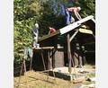 Bild: pi
OWV-Leute verpassen der Infohütte ein neues Outfit.
