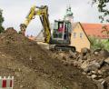 Bild: kgg
Auf die vielen Baumaßnahmen zurzeit in Waldsassen deuten auch die sogenannten Haufwerke am Festplatz hin, auf dem das Aushubmaterial zwischengelagert wird.