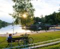 Bild: do
Das Bild steht symbolisch für den diesjährigen Feierabend am Rußweiher. Das milde Licht der Abendsonne verrät: Es herbstelt am Sehnsuchtsort vieler Eschenbacher.