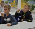 Bild: lue
Die Schüler der Grundschule Kulmain werden mit einem Lolli-Test auf das Coronavirus getestet. Dafür müssen sie zwei Mal für 30 Sekunden ein Teststäbchen lutschen.