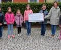 Bild: le
Freudestrahlend überreichten die Kinder Krankenschwester Anja Schricker (Vierte von rechts) den Scheck.