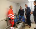 Bild: frd
In einem Schacht nahe der Ortseinfahrt von Pertolzhofen ist der Notverbund erstellt worden, in dem sich zwei neue Pumpen, die neuste E-Technik inklusive der Einbindung ins Fernwirksystem und diverse Armaturen und Zählereinrichtungen befinden. Bilder: frd