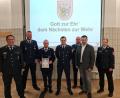 Bild: exb
Kommandant Daniel Müller, Stellvertretender Kommandant Tobias Schimetscheck, Jugendwart Enrico März,Stellvertretender Kommandant Florian Wittmann, Kreisbrandinspektor Martin List, Bürgermeister Sebastian Hart und Kreisbrandmeisterin Carola Adam blicken positiv in die Feuerwehr-Zukunft.