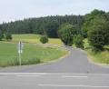 Bild: fz
An der Straße von der B22 nach Bechtsrieth erstreckt sich das Gebiet für den geplanten Solarpark, beginnend beim Busch am Ende der Leitplanken dann Richtung Bechtsrieth auf einer Fläche von 4,2 Hektar.