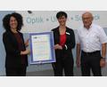 Bild: ads
Die IHK-Geschäftsstellenleiterin Amberg-Sulzbach Yvonne Schieder (von links) überreicht zum 190-jährigen Bestehen des Familienunternehmens Optik-Uhren-Schmuck Huber eine Urkunde an Gabi und Werner Huber.