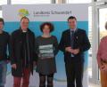 Bild: Landratsamt Schwandorf/Manuel Lischka/exb
Landrat Thomas Ebeling (Zweiter von rechts) freute sich über den Besuch der vier Musiker der Kapelle Bagatelle um Sängerin Julia Boegershausen.
(Manuel Lischka, Landratsamt Schwandorf)
