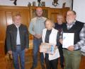 Bild: is
Erhard Walberer (von links) und Christoph Bauer vom Bezirksverband des LBV gratulieren Reiner Dötsch (rechts) zum Titel des Ehrenmitglieds. Ehefrau Monika Dötsch erhielt einen Blumenstrauß.