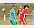 Bild: A. Schwarzmeier
Der Dießfurter Marcel Donhauser (rechts) und Bernd Kneidl vom FC Weiden-Ost verpassen beide im Zweikampf den Ball. Aus: FC Dießfurt FC Weiden-Ost 0:1.