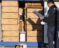 Bild: Bundespolizei Waidhaus/exb
Bundespolizisten haben die beschlagnahmten Böller und Bengalos in einem Spezialcontaner untergebracht. Geschulte Kräfte werden sie zu einer Entsorgungsfirma transportieren.