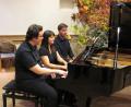 Bild: rbr
Das Pianistentrio "Three on Key" spielt im Pressather Pfarrsaal eine Mischung selten gehörter Klavierwerke der Moderne und Romantik für ein bis fünf Hände.