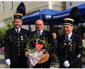 Bild: ksa
Die beiden Vorsitzenden des Bergknappenvereins Sulzbach Rosenberg, Armin Kraus (links) und Georg Rubenbauer (rechts), gratulieren ihrem Vereins- und Ehrenmitglied Hans-Jürgen Reitzenstein.