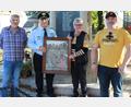 Bild: eraa
Die Gedenktafel für die Kriegsteilnehmeraus der Gemeinde Langenbruck wechselt den Besitzer (von links): Willi Zinnbauer, SKV-Vorsitzender Werner Stubenvoll, Hannelore Stoj und Alexander Stoj. Im Hintergrund das Sorghofer Ehrenmal, das einst in Haag stand.