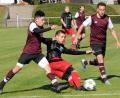 Bild: heh
Kreisklassen-Spitzenreiter ASV Waldsassen gewann am Sonntag beim TSV Konnersreuth II mit 3:0. Hier spielt der Konnersreuther Thomas Neumann (Mitte) den Ball vor Nico Sticht (links) und Christian Blay (rechts).