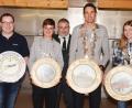 Bild: ker
Beim Bruderbund freuen sich (von links) Pistolenscheibengewinner Johannes Kolb, Jugendkönig Lukas Sperber, Schützenmeister Werner Grünthaler, Schützenkönig Jörg Grädler und Schützenliesl Vanessa Sperber.