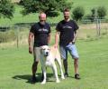 Bild: Evi Wagner
Peter Kick (links) und Johannes Stilp mit Vitali, einem Alabai (Zentralasiatischer Owtscharka). Aus dem "verschmusten Teddybär" aus dem Tierschutz wurde ein 90 Kilo schwerer Herdenschutzhund. Bei den "Dog Brothers" hat er nun ein artgerechtes Zuhause gefunden.