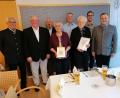 Bild: Koller/exb
Mitglieder des Konsiliums mit (von links) Ehrensodale Franz Meier, Präfekt Michael Koller, Assistent Bernhard Koller, Gattin Brigitte Hirmer, Assistent Christoph Halmich, Jubilar Erhard Hirmer, Schriftführer Oliver Weiß und Zentralpräses Markus Brunner.
