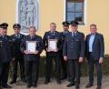 Bild: tkr
Den Geehrten Alfred Zinnbauer und Bernhard Neuber (mit Urkunden) gratulierten Kreisbrandinspektor Richard Fleck, der Ehrenvorsitzende des Kreisfeuerwehrverbands, Siegfried Hammerer (von links), sowie Kommandant Andreas Brandstätter, Vorsitzender Adolf Hammer und Bürgermeister Norbert Eckl.