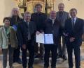 Bild: Josef Glas
Dr. Walter Irlinger vom Bayerischen Staatsministerium (von rechts) verlieh im Beisein von Bürgermeister Ludwig Gürtler, Pfarrer Wilhelm Bauer, Architekt Hubert Liebl, Kirchenpfleger Hans Maier, Restaurator Dietmar Feldmann und Pfarrgemeinderätin Gerti Braun die Denkmalschutzmedaille für die St.-Jodok-Kirche.
