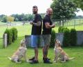 Bild: Evi Wagner
Johannes Stilp (links) und Peter Kick mit ihren Labradorhündinnen Vicky und Gretel sind ein eingespieltes Team, wenn es darum geht, zu zeigen, wie die Kommunikation zwischen Hund und Besitzer funktionieren kann.