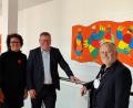 Bild: Karin Gsödl/exb
Ambergs Kulturreferent Fabian Kern (links), Rektorin Marion Weigl und Oberbürgermeister Michael Cerrny (rechts) freuen sich über die Bilder von Adi Ritz (rechts).