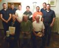 Bild: Schlüsselclub Münchenreuth/exb
Die anwesenden Geehrten (sitzend, von links) Hans Kick, Konrad Wifling, Michael Betzl zusammen mit (stehend, von links) dem neuen stellvertretenden Vorsitzenden Tobias Weig, Kassier Alexander Ernstberger, den Neumitgliedern Elias Ernstberger und Tobias Forster, Markus Brandl, Schriftführer Stefan Hübner und dem Vorsitzenden Walter Heindl.
