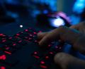 Symbolbild: Nicolas Armer/dpa
Blindlings folgt ein Weidener den Anweisungen eines Unbekannten am Telefon, der sich als "Microsoft"-Mitarbeiter ausgibt. Doch dieser will nur eines: Zugriff auf den Computer, um Daten abzufangen.
