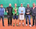 Bild: stg
Die Vorsitzenden Timo Müller (links) und Richard Legath (rechts) gratulierten Vereinsmeister Florian Spies (Dritter von links) sowie den weiteren Halbfinalteilnehmern Ben Reiche, Sean Reiche und Bernd Schönfelder (von links).