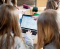 Bild: Daniel Reinhardt / dpa
Digitale Hilfsmittel waren schon vor Corona im Unterricht im Einsatz. Doch die Pandemie hat sich als regelrechter Beschleuniger der digitalen Entwicklung an den Schulen erwiesen.