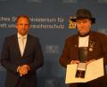 Bild: fppp
Staatsminister Thorsten Glauber (links) überreichte Günther Wohlrab (rechts) das Bundesverdienstkreuz.