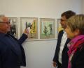 Bild: eib
Gerne spricht Jürgen Huber (links) mit Gästen der Vernissage den thematischen Hintergrund der Bilder. Hier mit dem Schönseer Arztehepaar Carmen und Friedrich Feldmeier.