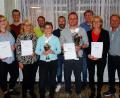 Bild: Bernhard Birkner/exb
Der Tennisclub Windischeschenbach ehrt die neuen Vereinsmeister. Von links: Celine Käck, Florian Kupsch, Heike Merther, Markus Schandri, Martina Weber, Tobias Kaufmann, Michael Benner, Bernhard Birkner, Christine Benner und Thomas Benner.