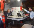 Bild: fz
Bürgermeister Sebastian Dippold (rechts) kennt sich schon perfekt aus im neuen "ELW 1". Dem Feuerwehrreferenten Martin Filchner zeigt er den Bildschirm, der die Drohnenaufnahmen wiedergibt. Kommandant Michael Spranger (von links) kennt das natürlich alles.
