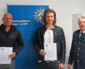Bild: PI Weiden,/exb
Weil sie Zivilcourage zeigten bekamen Michael und Mike Hildebrandt (von links) aus Weiden von Inspektionsleiter und Polizeidirektor Klaus Müller (rechts) ein Dankschreiben des Polizeipräsidenten Norbert Zink und eine kleine Zuwendung.