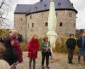 Bild: njn
Die deutschen und tschechischen Lehrer vor der Burg Falkenberg mit Dolmetscherin Lenka Uschold (Vierte von links)