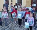Bild: bl
Über 700 Bücher haben die Leseratten der Pfreimder Stadtbibliothek im Ferienclub gelesen. Dafür gab es nun Preise im Losverfahrenen, und manche sahnten dabei gleich mehrfach ab. Den Hauptgewinn holte sich Franziska Schreyer (im grau gemusterten Shirt in der Mitte). Bürgermeister Richard Tischler und Büchereileiterin Irmi Sittl (im Hintergrund) gratulierten.