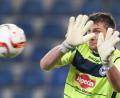 Bild: Friso Gentsch/dpa
Wolfgang Hesl (hier im Jahr 2016 im Dress von Arminia Bielefeld) wehrt einen Ball ab. Mittlerweile ist der Schwarzenfelder längst wieder in der Heimat und hütet beim Landesligisten SC Ettmannsdorf das Tor. Er hat mit seinem Team auch eine bemerkenswerte Statistik vorzuweisen. In 10 von 15 Spielen blieb der Sportclub bisher ohne Gegentor.