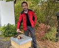 Bild: wku
Pfarrer Stefan Fischer ist glücklich, dass seine Bienen gefunden wurden.