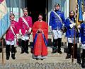 Bild: R. Kreuzer
Pfarrer Thomas Kohlhepp wird umrahmt von Vertretern der katholischen Studentenverbindung Franconia aus Würzburg (links) und Palatina aus Amberg-Sulzbach (rechts).