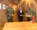 Bild: Stadt Weiden/exb
Oberstleutnant Thorsten Wallschus (links) folgt auf Oberstleutnant Sven Zickmantel (rechts). Oberbürgermeister Jens Meyer verabschiedet sich vom scheidenden Kommandeur.