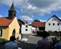 Bild: ads
Die Kapelle in Döswitz kann heuer auf ihr 25-jähriges Bestehen zurückblicken. Pfarrer Josef Irlbacher zelebriert dazu mit den Dorfbewohnern an dem Kirchlein eine Messe.