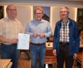 Bild: wku
Für 15 Jahre Mitgliedschaft bekam (von links) Heinrich Hölzl von Bürgermeister Bernhard Köller und dem Vorsitzenden Günther Haller eine Urkunde und die Anstecknadel in Bronze überreicht.