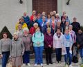 Bild: flt
Pater John Matthew freute sich über die 35 Frauen des Frauenbundes Teublitz, die von ihrem Pfarrer Michael Hirmer, der einen Busführerschein besitzt, in die nördliche Oberpfalz chauffiert wurden.