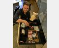 Bild: pfaa
Brillen, Kameras, Federmäppchen und Teddybären - all das bewahrt Manuel Dörfler, einer der Mitarbeiter im Fundbüro, in einer Schublade auf.