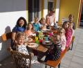 Bild: mmj
Auf der Terrasse von Claudia Kulzer liessen sich die Kinder das von ihnen mit zubereitete Essen schmecken.