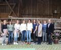 Bild: Maschinenring Tirschenreuth/exb
Christine Kraus (Fünfte von links) aus Gründlbach und Elisabeth Bauer (Vierte von links) aus Brunn führen die Anbietergemeinschaft "Urlaub auf dem Bauernhof" im Oberpfälzer Wald. Dem neuen Vorstand gehören außerdem (von links) Barbara Weiherer (Mossendorf bei Burglengenfeld), Sabine Bayer (Leimgruben), Franziska Dirnberger (Muckenbach bei Nittenau), Franziska Ulrich (Honnersreuth), Christine Kraus (Griesbach) und Klaudia Tretter (Bärnhöhe) an. Geschäftsführer Norbert Höfler gratulierte.