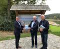 Bild: mis
Autor Josef Drexler (Mitte), Bürgermeister der Stadt Neunburg, Martin Birner (links), sowie Walter Drexler (rechts), präsentieren das neue Heimatbuch "Die versunkenen Orte im Eixendorfer See".