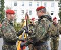 Bild: hcz
Oberstleutnant Thorsten Wallschus (links) erhält von Brigadegeneral Michael Podzus die Truppenfahne und damit das Kommando über das Artilleriebataillon 131.