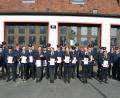 Bild: jr
Die 27 neuen Truppführer aus acht Feuerwehren mit Ehrenkreisbrandrat Franz Arnold (Fünfter von rechts), dem früheren Kreisbrandmeister Albert Fröhlich (Dritter von links), den Kreisbrandmeistern Wolfgang Wedlich (Zweiter von rechts), Dr. Klaus Helm (links) und Mitterteichs Kommandant Franz Bauernfeind (rechts).